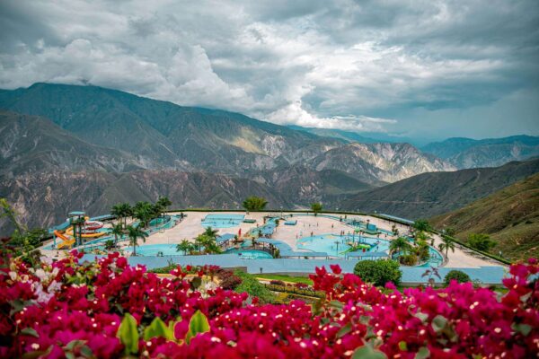 img acuaparque nacional del chicamocha vista general con flores primer plano