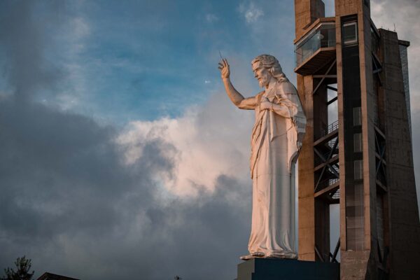 img parque cerro del Santísimo vista lateral escultura santísimo plano entero atardecer