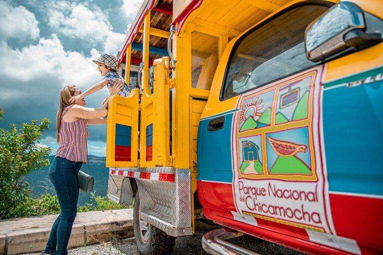 img parque nacional del chicamocha atracción vehículo chiva niño feliz